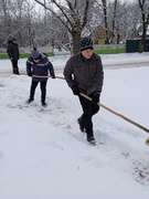 Работа волонтёрского отряда по расчистке снега