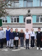 27.09.2024 - экскурсия около бюста Героя Советского Союза В. З. Хоружей  во 2 «Б» классе