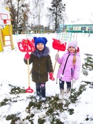 На деревья, на аллеи Снег летит муки белее, Легкий-легкий, чистый-чистый, Мягкий, хрупкий и пушистый. Снег в руке сжимаем И снежки кидаем. Первый снег – светлый снег, Как же радует он всех.