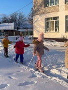 Ходьба на лыжах с Дедом Морозом в День здоровья