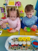 Мы так играем каждый день, И заниматься нам не лень. И снова в садике, с утра, Опять продолжиться игра!
