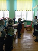 Шефы 4 класса проводили зарядку для 1-го класса (шефская вертикаль)