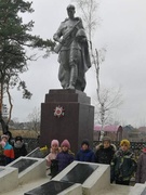 Возложение цветов на братском захоронении "Воин"