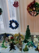 Каникулы. "Новогодние чудеса". Выставка поделок взрослых и детей