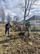 Работники ГУО "Лукская средняя школа" приняли участие в субботнике по благоустройству территории родного микрорайона.