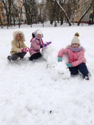 Група падоўжанага дня выходзіць на прагулку — і звычайны белы снег перастае быць проста ападкамі.