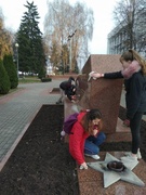 10.11.18г в рамках районного субботника учащиеся 9А и 11 классов приняли участие в акциях "Могила солдата" и "Памятник"