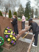 16.04.2022 в СШ №11 г.Лиды  прошёл субботник на территории школы и на закреплённом памятнике освободителям города с Вечным огнём.