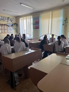 Накануне торжественных мероприятий, посвящённых 80-й годовщине Победы советского народа в Великой Отечественной войне, 7 мая викторину «Нам дано право помнить» с учащимися 9 класса провела Елизавета Полянская, член Молодёжного совета при Совете Республики