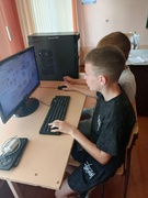 В ГУО "Средняя школа №3 г.Хойники" во время каникул школьный компьютерный класс превращается в настоящий центр притяжения для ребят. Сюда приходят не только чтобы поработать за компьютером, но и чтобы пообщаться с друзьями и обменяться идеями
