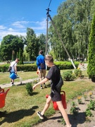 Летом, когда школа погружается в тишину каникул, здесь кипит жизнь – волонтерский отряд ГУО "Средняя школа №3 г.Хойники" с радостью берёт на себя заботу о цветущих клумбах