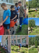 В жаркую погоду ребята из волонтерского отряда "Забота" ГУО "Средняя школа №3 г.Хойники" полили клумбы на пришкольной территории