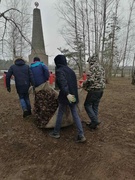 Уборка памятника жертвам Холокоста