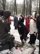 Митинг у памятного знака "Детям войны" в Парке партизанской славы им. М.Шмырёва посвящённый освобождению Ленинграда от фашистской блокады XI класс 27.01.2021