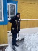 Юные волонтеры акции «Твори добро» очистили дворы от снега для пожилых жителей