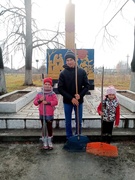 Второй день осенних каникул. Подрастающие волонтеры работают в сквере д.Гряда