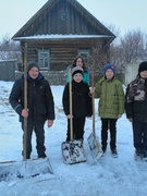 Учащиеся оказали помощь по уборке снега