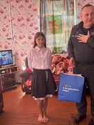 Вручение школьных принадлежностей сотрудником Наровлянского РОЧС детям из многодетных семей в рамках акции "МАРАФОН ДОБРА"