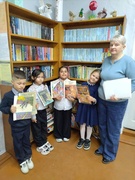 В Муляровской сельской библиотеке прошло мероприятие «Заболела наша книжка». Ребята из группы продлённого дня с трепетом «лечили»  книги: подклеивали страницы и поправляли обложки. Юные доктора подарили печатным друзьям вторую жизнь и поняли, как важно бе