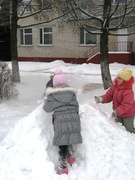 Снежок порхает, кружится,  На улице бело...