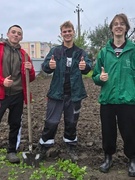 В рамках благотворительной акции ребята из волонтерского отряда «Доброе Сердце» оказали помощь ветерану педагогического труда Г. П. Туровец