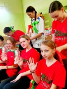 Валанцёрская акцыя "Запляцем косы ў нацыянальных колерах"