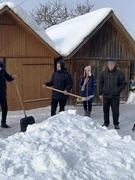 Валанцёры атрада "Міласэрнасць" на ўборцы снегу