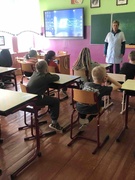 Мурашка Д.М., фельдшер Движковского ФАПа, провела с детьми беседу по правилам безопасного поведения в летний период (укусы клещей, змей, правила гигиены, солнечные ожоги)