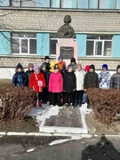 22.02.2025 - внеклассное мероприятие  «Армейский чемоданчик», экскурсия около памятника Героя Советского Союза В.З . Хоружей и в музейном уголке  в 3 «Б» классе