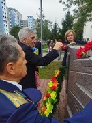 Возложение цветов к памятному знаку Д.Б. Гвишиани