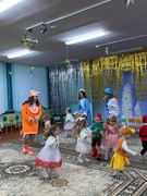 Новогодний праздник в 1 младших группах "Снеговик и его друзья"
