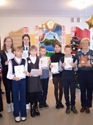 22.12.2023 Прошла торжественная линейка, посвященная окончанию второй четверти, в ходе которой были подведены итоги и награждены учащиеся, занявшие призовые места на олимпиадах и внеклассных мероприятиях