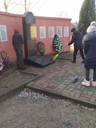 Уборка у памятника землякам в рамках областного субботника