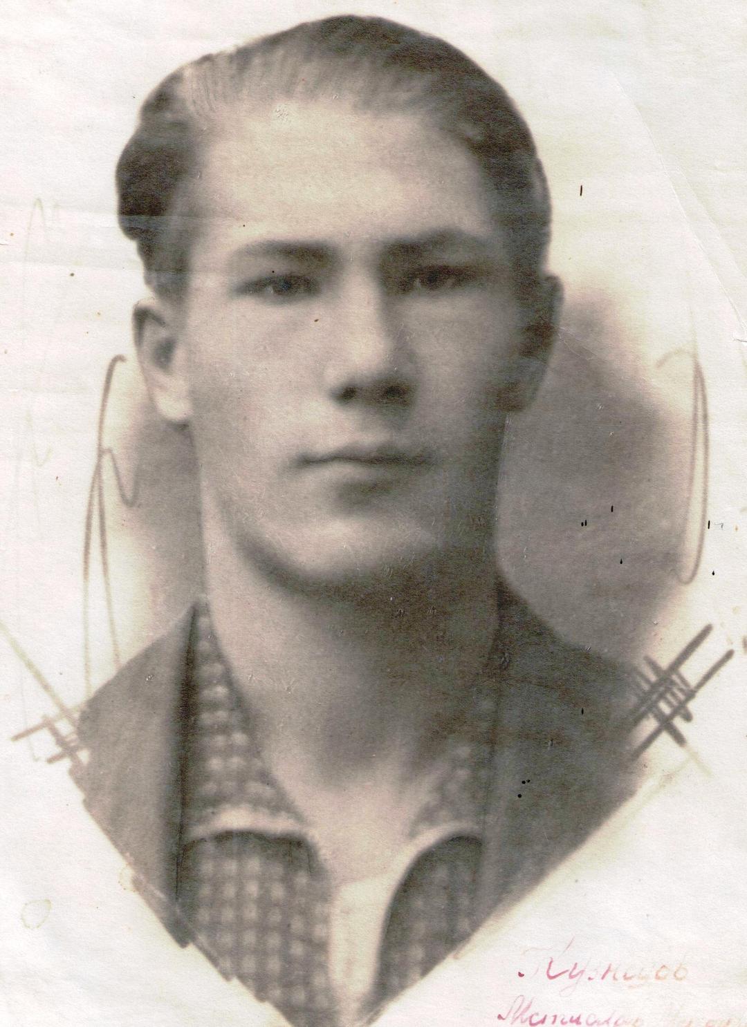 https://s3-minsk.cloud.mts.by/datastorage/vyeshemir/library/Кузнецов_Мстислав_Михайлович_1922_-_погиб_1943_освобождая_д_Осиновку_ныне_Семеновка.jpeg