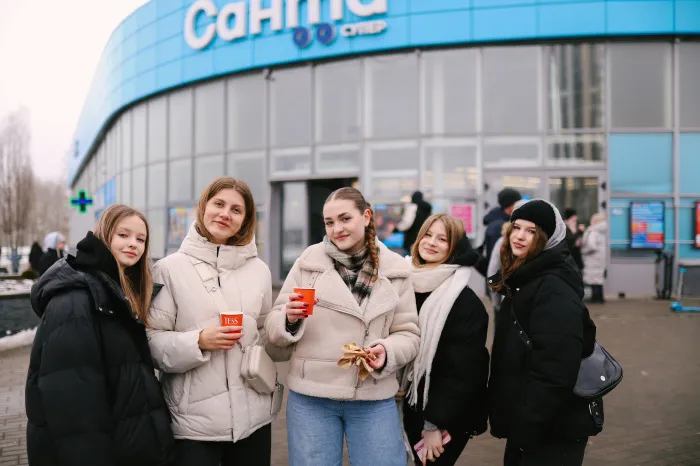 Тысяча блинов за пару часов: как в Гомеле отпраздновали Масленицу с «Санта»