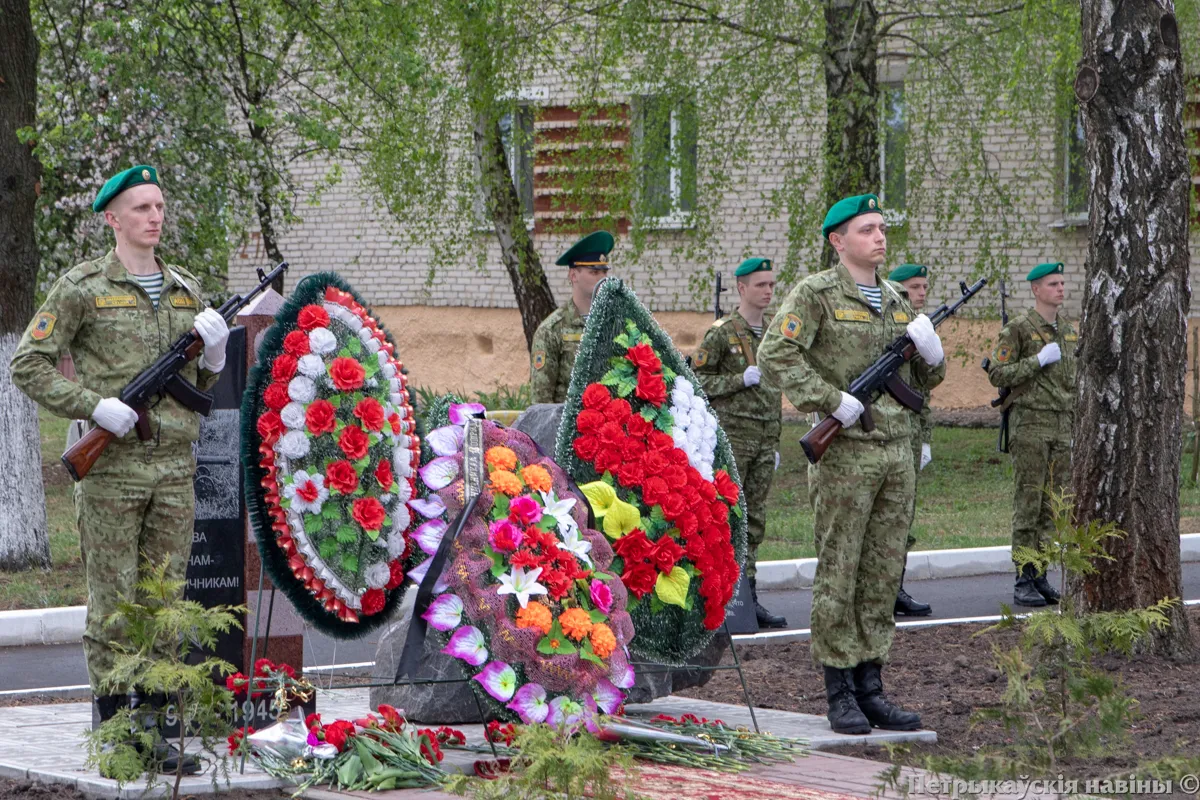 В деревне Муляровка Петриковского района открыт памятный знак
