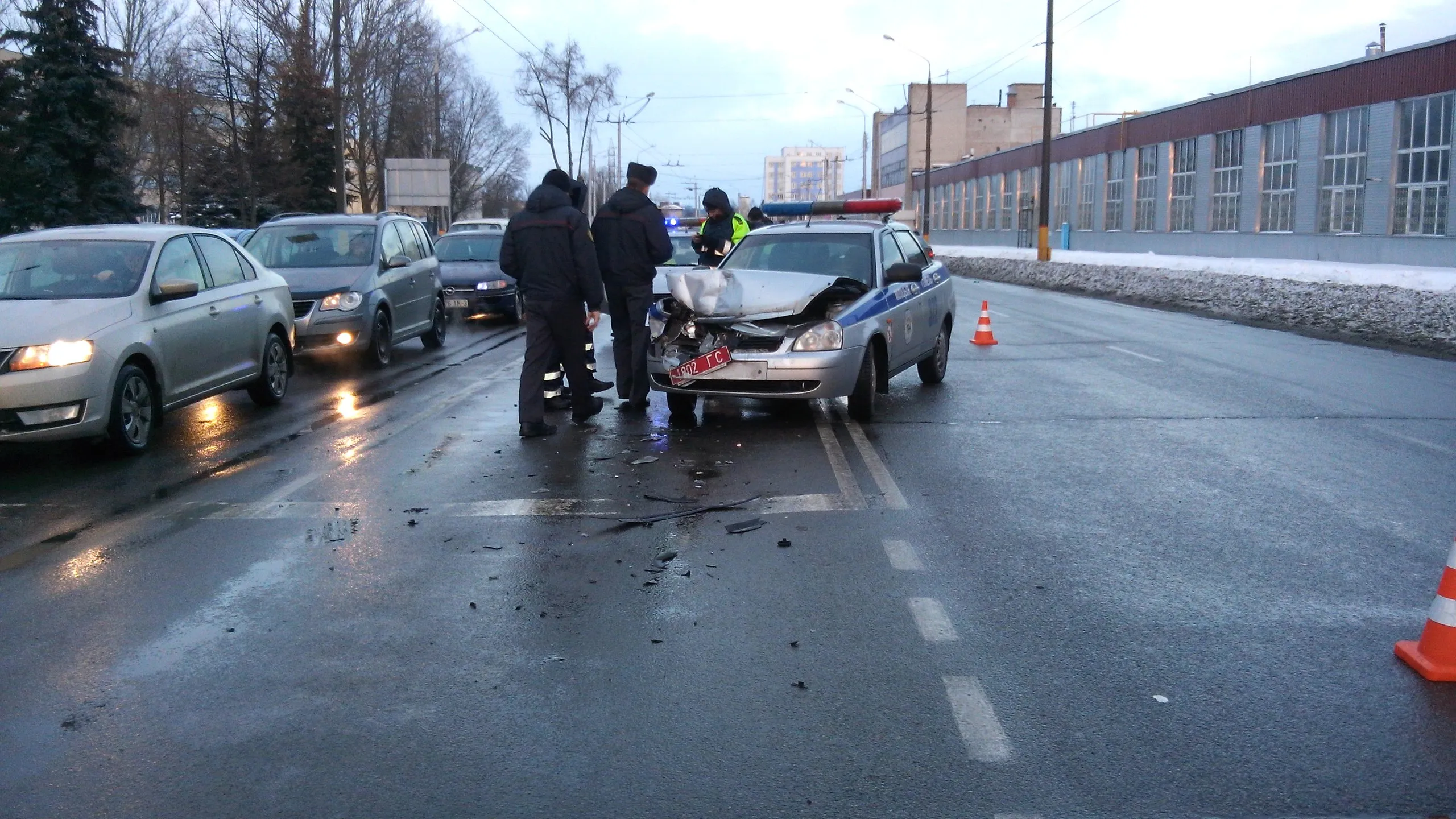 ВАЖНО: ГАИ разыскивает автомобиль, который не уступил дорогу спецтранспорту и спровоцировал аварию