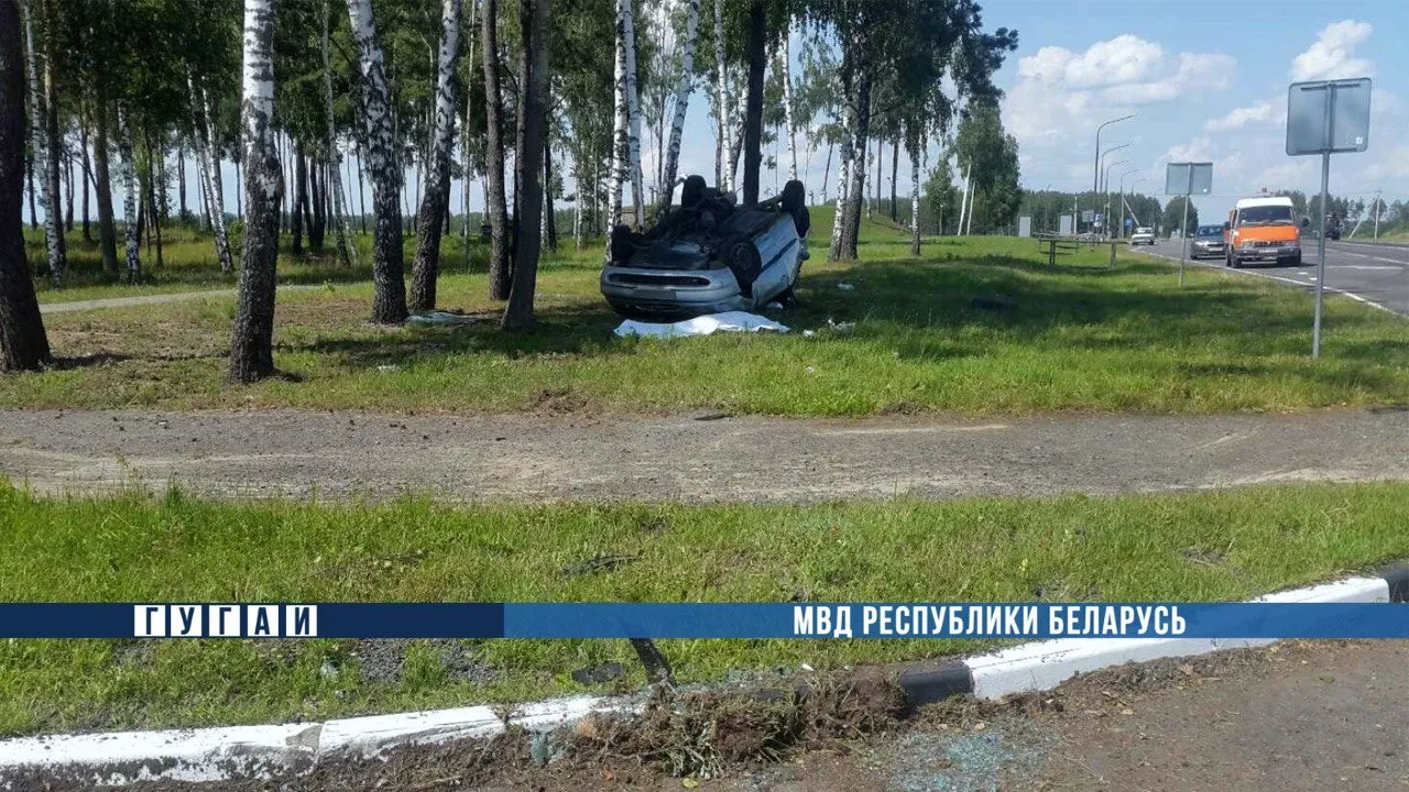 В Светлогорском районе автомобиль наехал на бордюр и перевернулся, водитель погиб