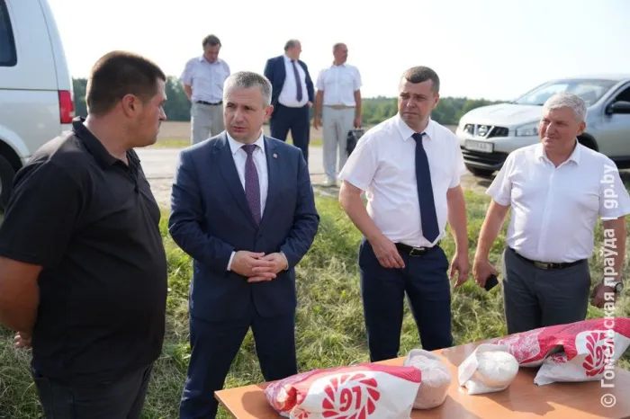 Губернатор ознакомился с севом озимого рапса и заготовкой сенажа в хозяйствах Житковичского района