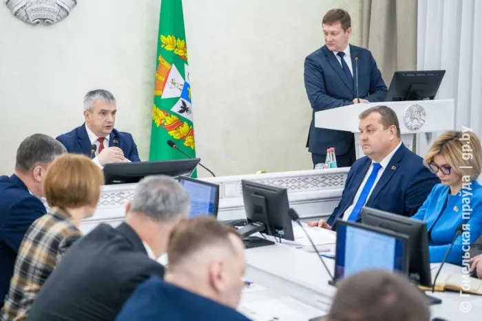 Ремонтировать в тепле - только так. На аппаратном совещании облисполкома обсудили подготовку сельхозтехники к весенним работам 