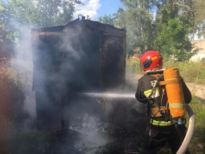 В Светлогорске горел бытовой вагончик