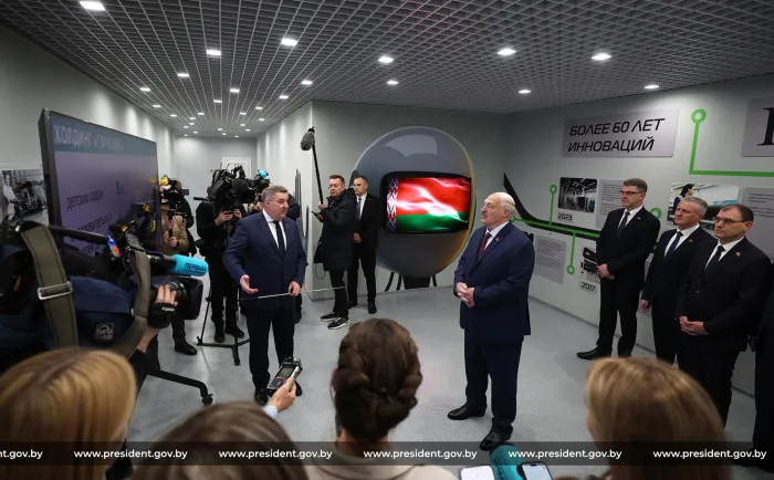 Лукашенко на "Горизонте" дал официальный старт массовому роботизированному производству телевизоров с ИИ