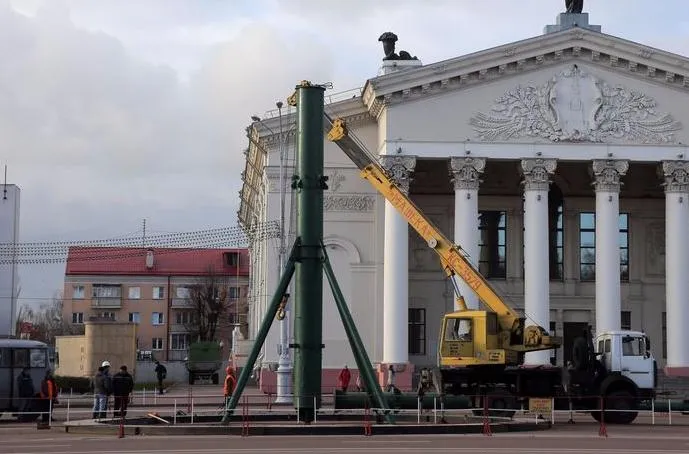 В Гомеле начали установку новогодней ели