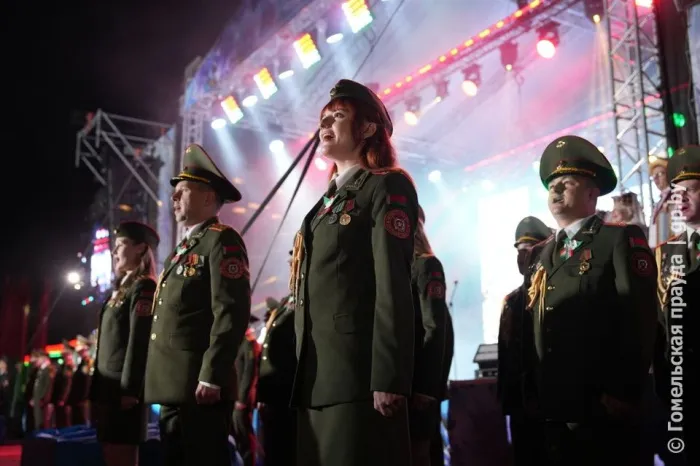 В городе над Сожем в рамках акции «Мы победили!» гомельчане и гости города вместе исполнили песню «День Победы»