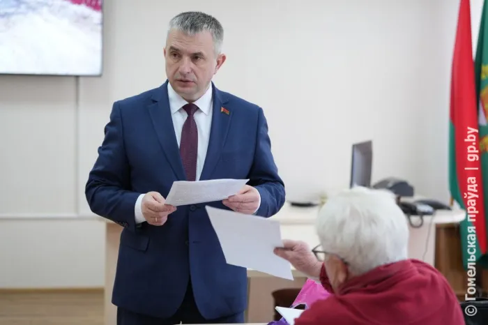 Хотим дорогу в асфальте. Губернатор Иван Крупко провел прием граждан в Гомеле