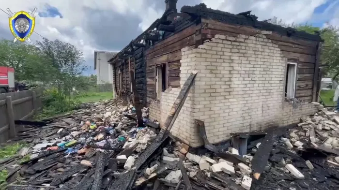 В Наровле на пожаре погибли пенсионерка и её двое правнуков. Следователи устанавливают обстоятельства происшествия