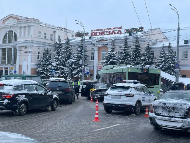 Фотофакт. В Гомеле возле железнодорожного вокзала произошло ДТП: столкнулись троллейбус и такси