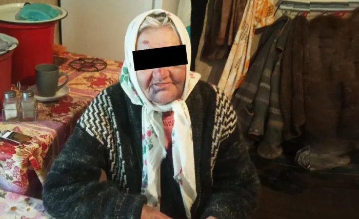 В Василевичах местный житель вначале помогал пенсионерке, затем стал избивать, грабить и вымогать деньги