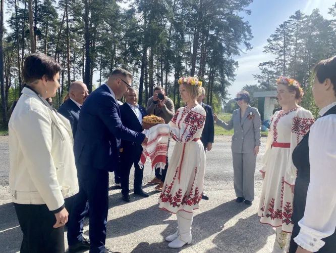 Федерация профсоюзов Беларуси посетила Наровлянский район с подарками, наградами и концертом