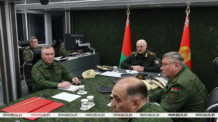 Президент Беларуси заявил, что тема армии и безопасности у него на столе каждый день 
